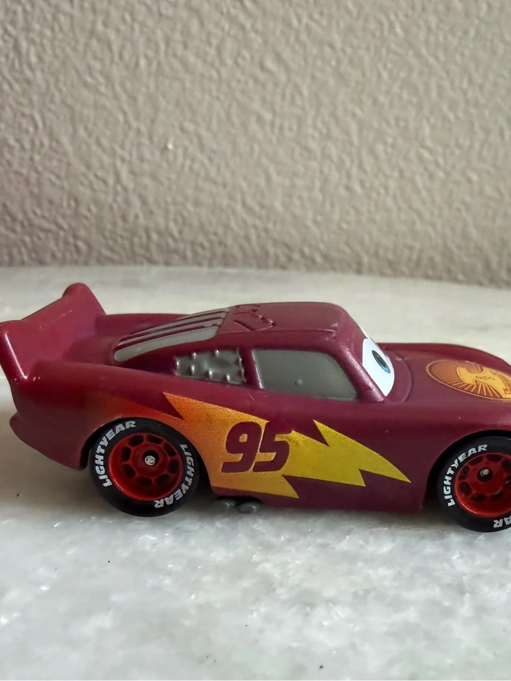 Disney Pixar Cars on the road Lightning McQueen Color changing car blue/maroon